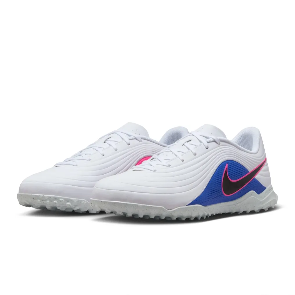 Par de chuteiras Nike Tiempo Maestro masculinas brancas em fundo branco